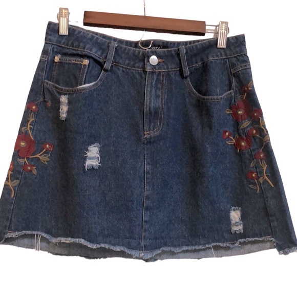 VERY J FLORAL EMBROIDERED DISTRESSED DENIM FIVE POCKET SKIRT BLUE RED SIZE M - Picture 1 of 12